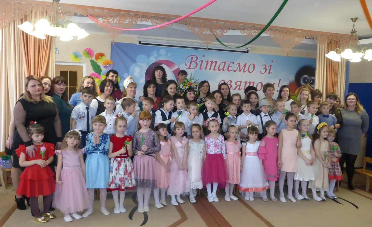 Запрошення на ранник 8 Березня в дитячому садку: щирі привітання