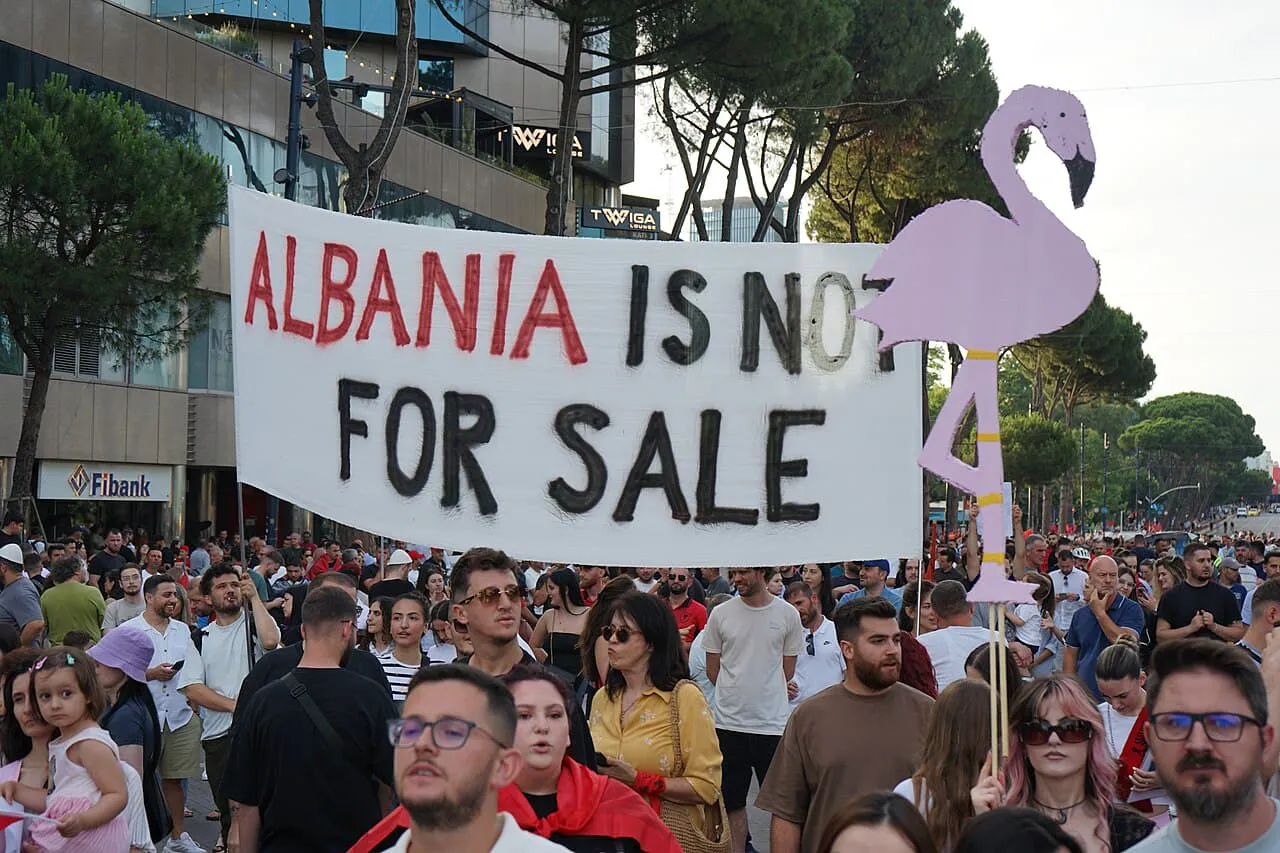 Албанці протестують у Тирані з банером Albania is not for sale проти курорту Кушнера