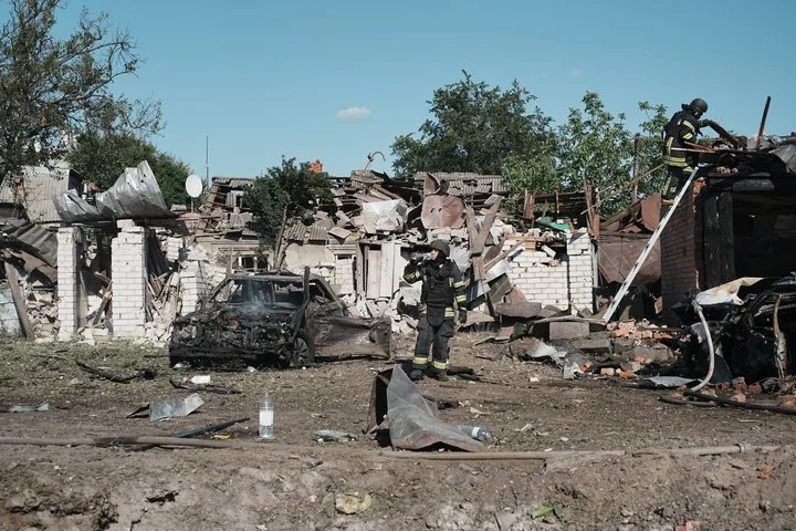 Рятувальники розбирають руїни після удару КАБом у Шевченковому на Харківщині