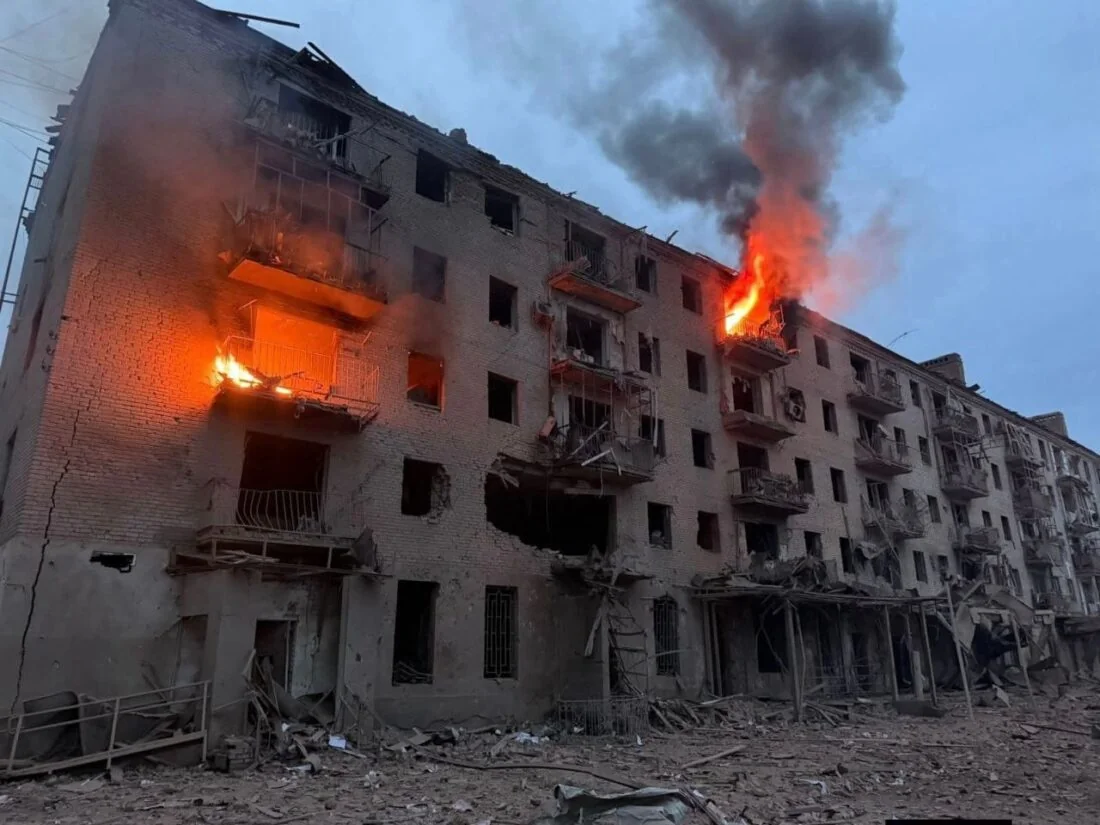 Пошкоджений багатоквартирний будинок у Словянську після авіаудару РФ