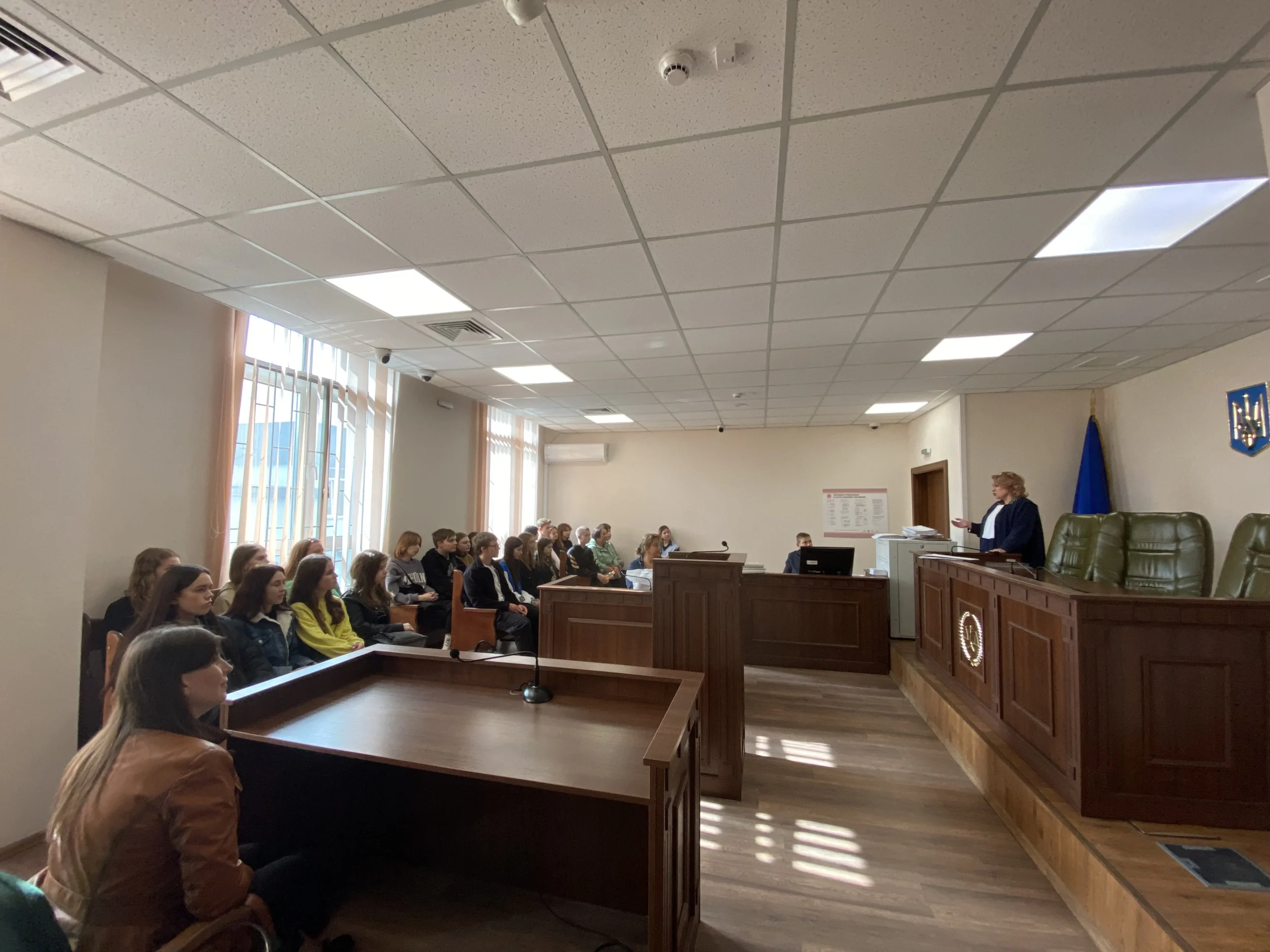 Суддя проводить засідання в районному суді Києва з учасниками процесу