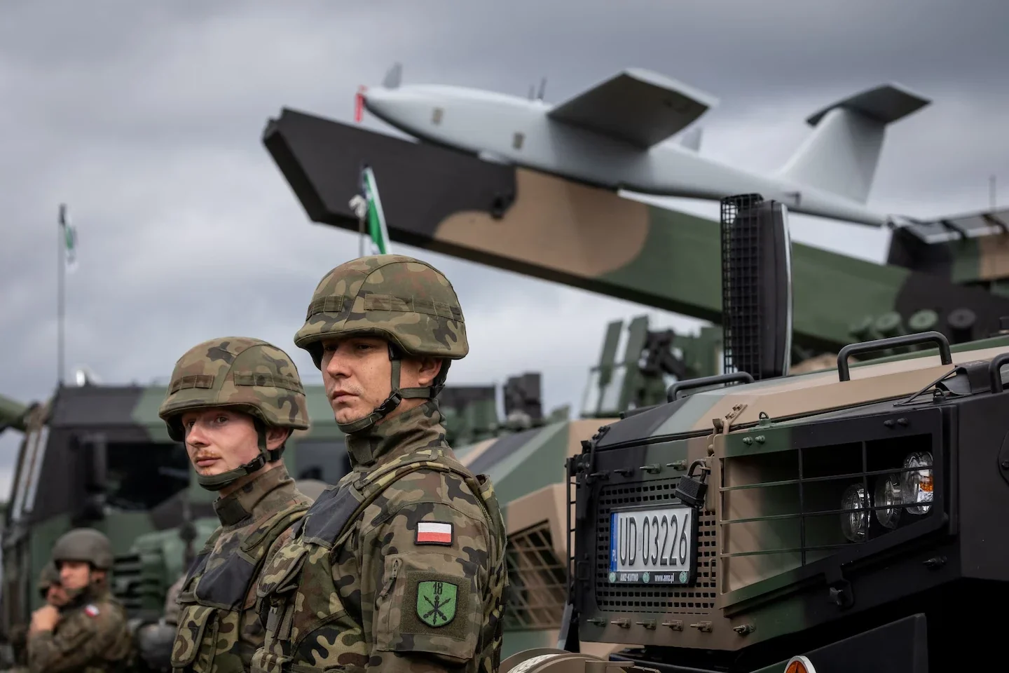 Польські військові біля бронетехніки та дрона на тлі ескалації з Україною