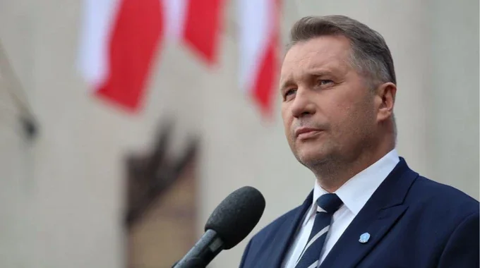 Пшемислав Чарнек виступає щодо розбіжностей з Качинським про допомогу Україні