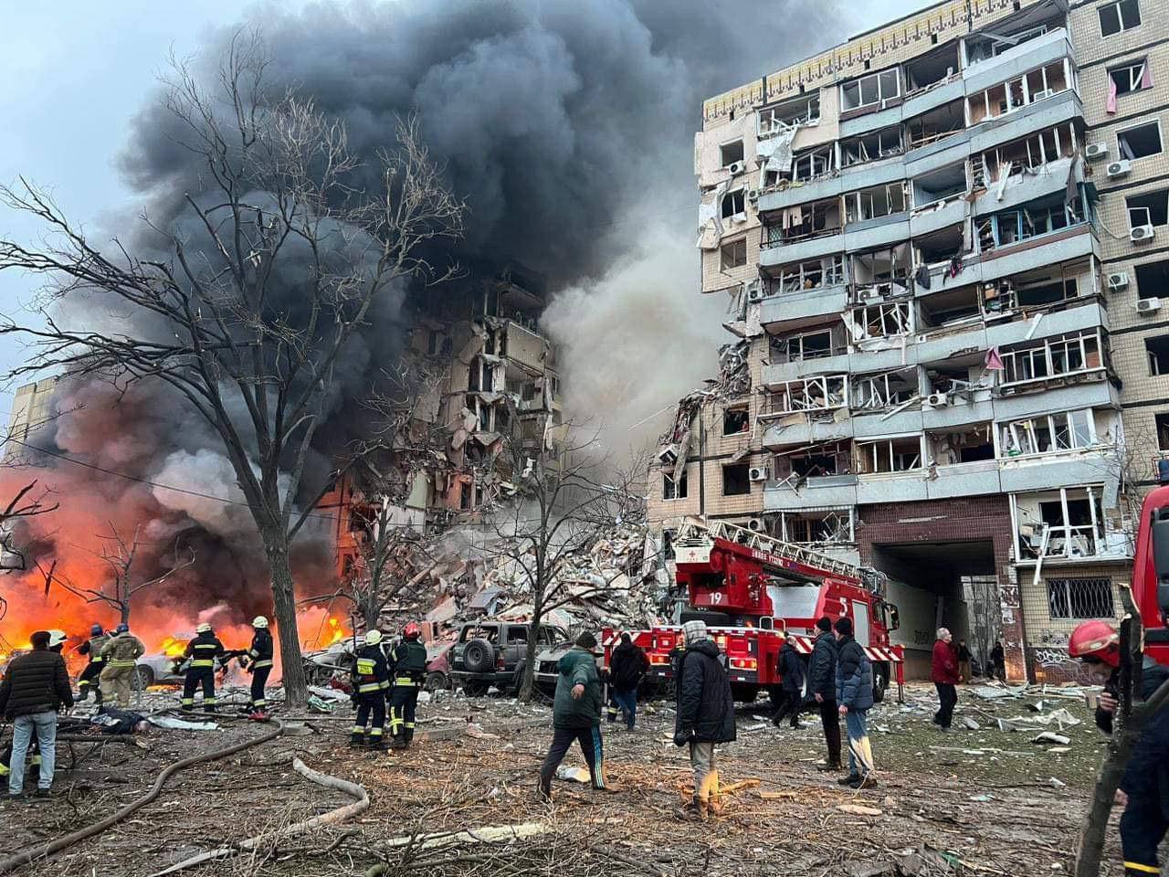 Пожежники гасять пожежу в зруйнованій багатоповерхівці Нікополя після обстрілів