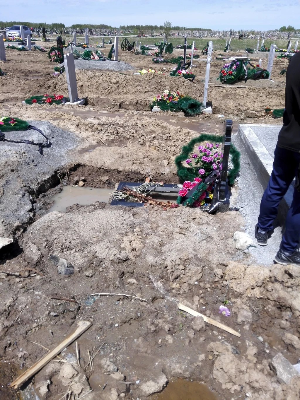 Дощі розмили Національне військове кладовище: провалля на могилах
