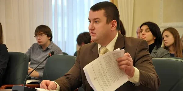 Екс-суддя Шевченківського суду Києва тримає документи на засіданні