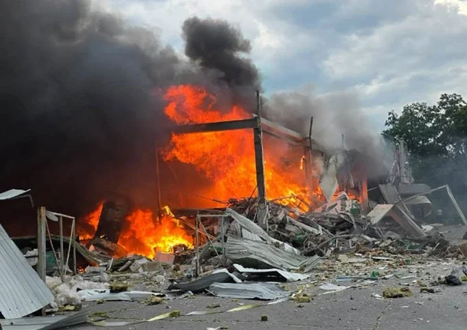Палаючі руїни супермаркету в Краматорську після удару авіабомбою ФАБ-250