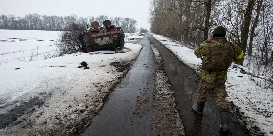 Російський військовий рухається пішки по розмитій дорозі через кризу логістики