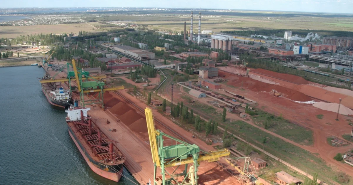Завод Aughinish Alumina з червоними відвалами та вантажними суднами для експорту глинозему