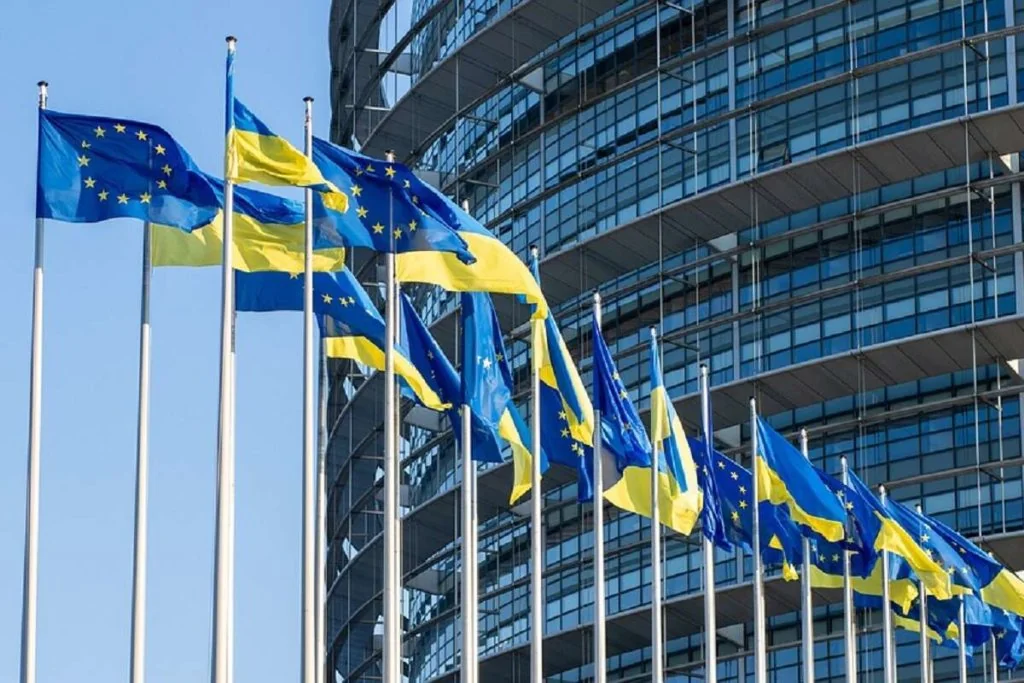 Прапори України та ЄС перед будівлею Європарламенту в Брюсселі