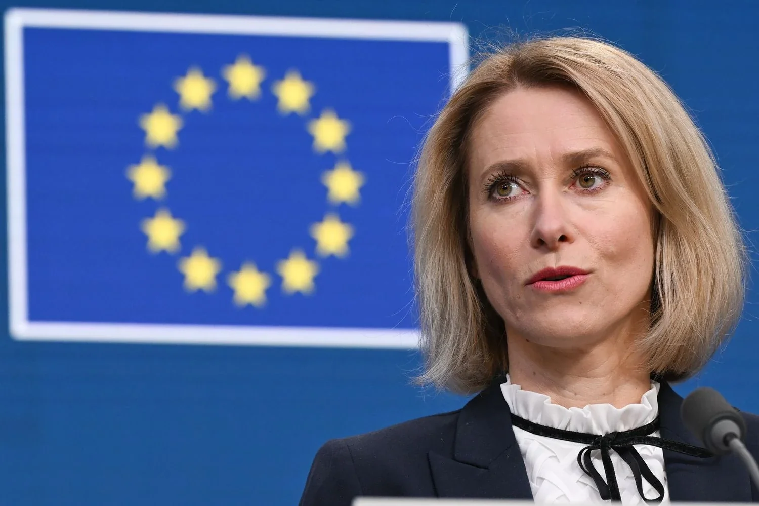Кая Каллас на тлі прапора ЄС під час заяви про санкції проти РФ
