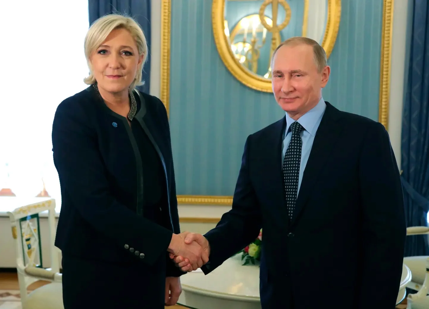 Марін Ле Пен і Володимир Путін тиснуть руки на зустрічі