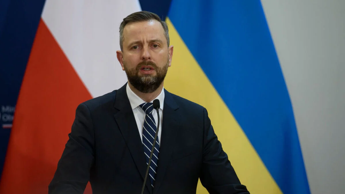 Министр обороны Польши Владислав Косиняк-Камыш выступает перед флагами Украины и Польши