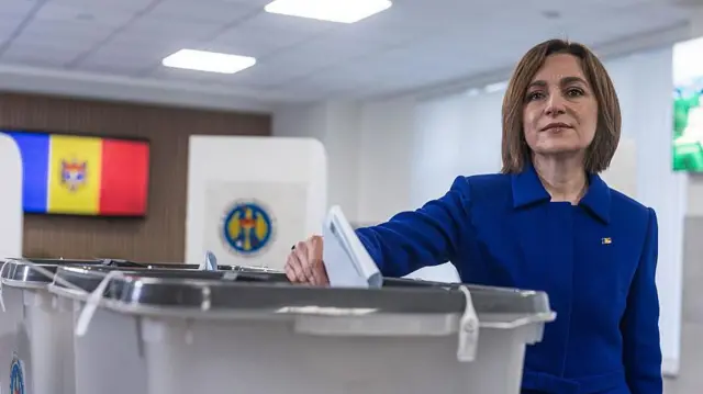 Президент Молдовы голосует на выборах возле урн для бюллетеней