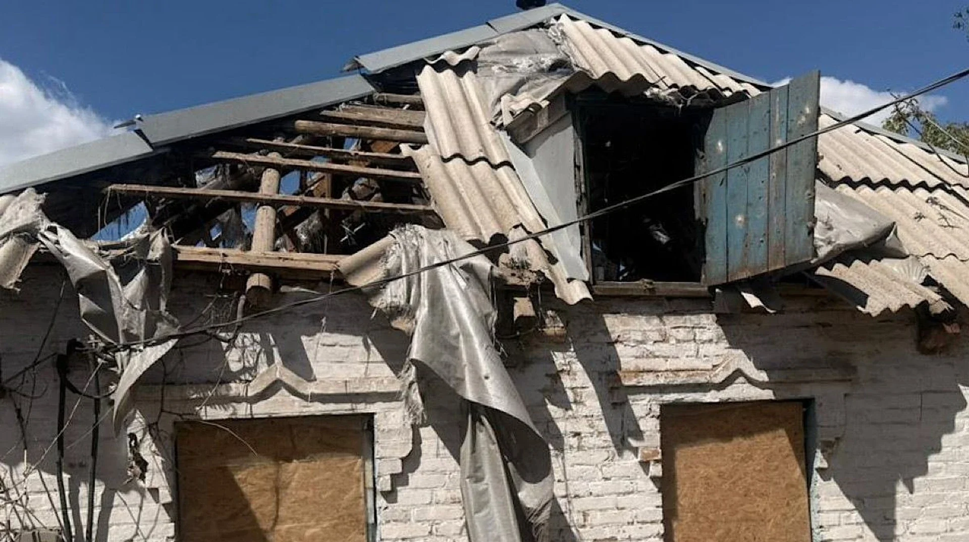 Пошкоджений приватний будинок із зруйнованим дахом у Нікопольському районі після російських обстрілів