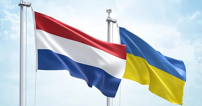 Прапори Нідерландів та України на тлі неба