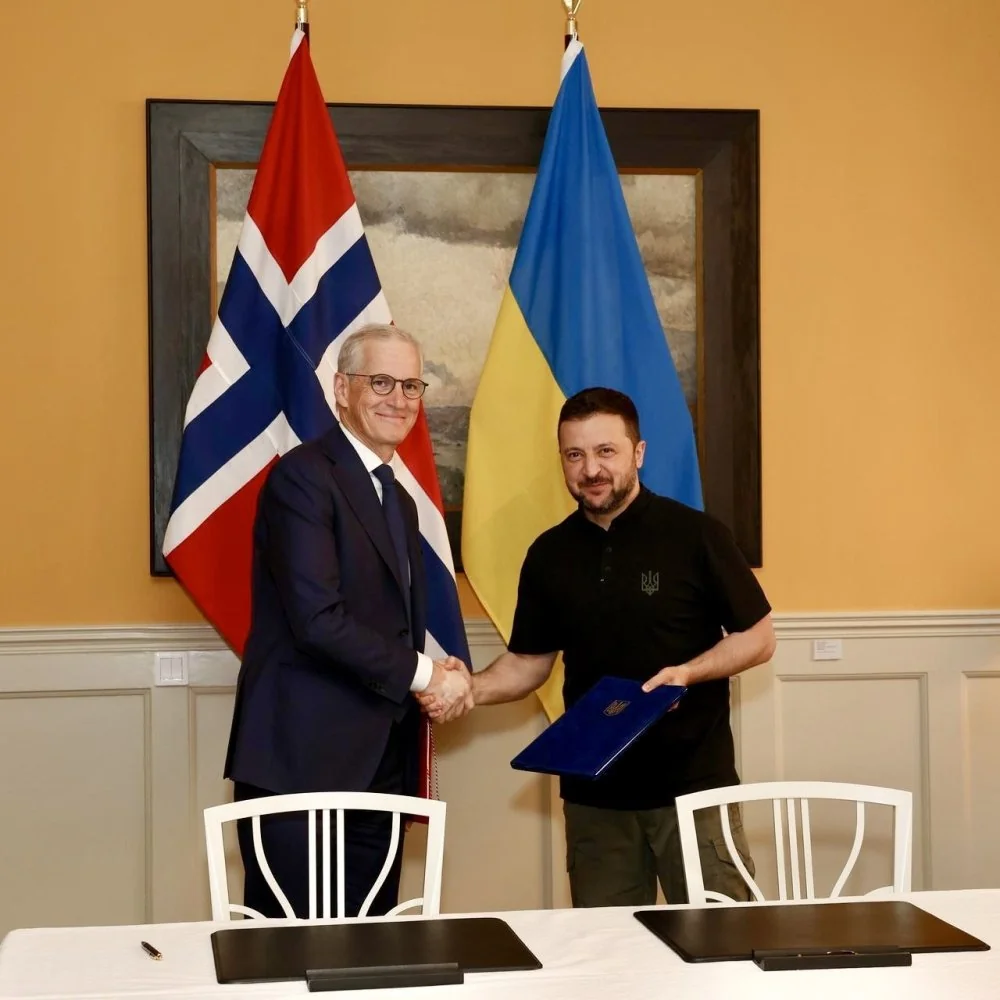 Президент Зеленський і представник Норвегії під час зустрічі щодо допомоги ППО України
