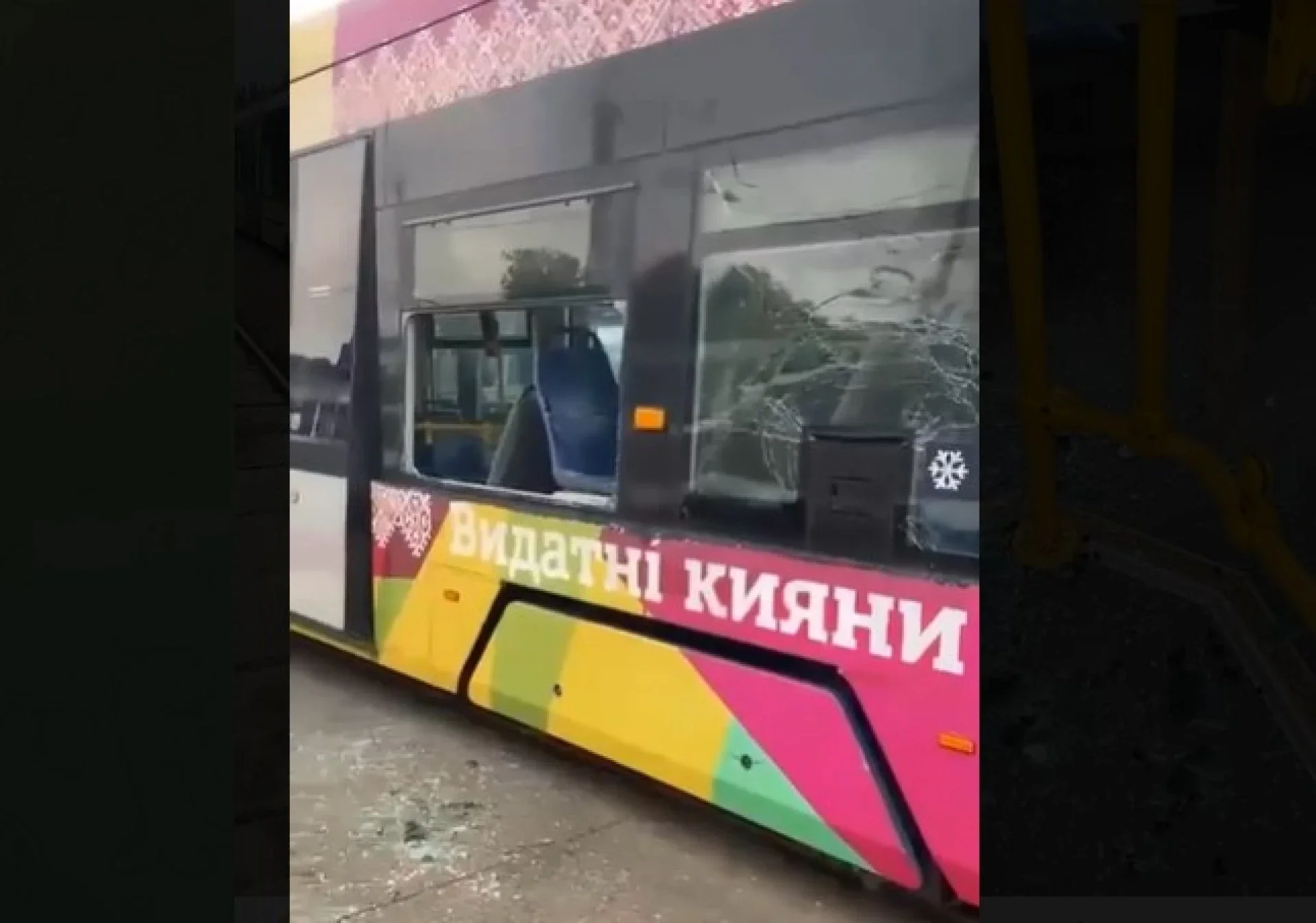 Пошкоджений трамвай PESA після обстрілу Києва з розбитими вікнами