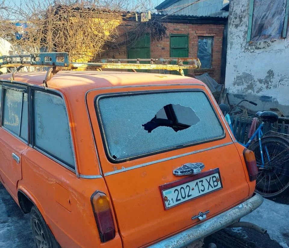 Пошкоджений автомобіль з пробитим склом після обстрілу окупантами в Золочеві