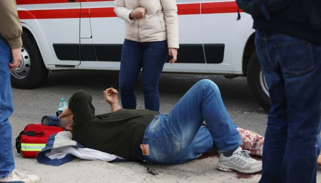 Поранений чоловік біля швидкої після обстрілу РФ на Дніпропетровщині