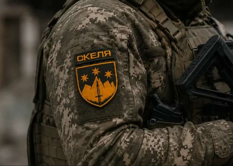 Плечова нашивка полку «Скеля» на формі військовослужбовця в камуфляжі