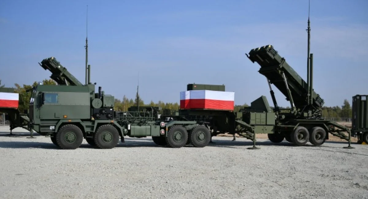 Польські пускові установки систем Patriot з національним прапором