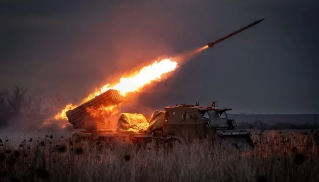 Ракетна установка веде вогонь під час бойових зіткнень на фронті