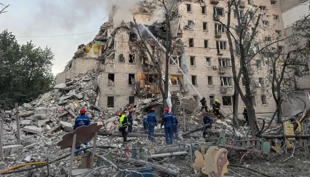 Рятувальники розбирають завали зруйнованого будинку в Сумах після удару авіабомби