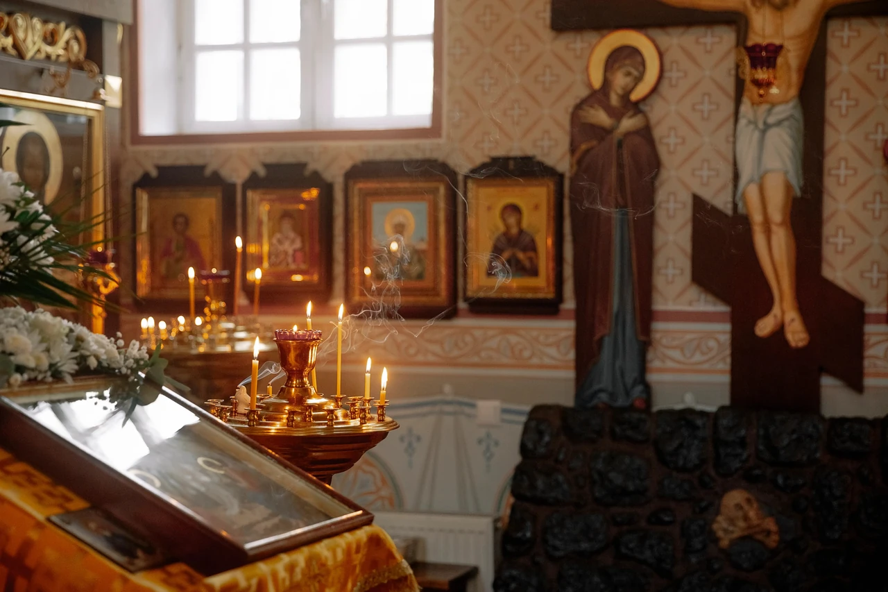 Свечи у икон в православной церкви