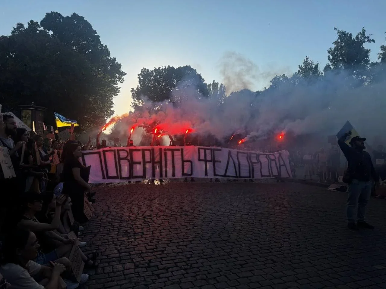 Протестувальники на площі Івана Франка з банером «ПОВЕРНІТЬ ФЕДОРОВА» та факелами під час акції за повернення Федорова в Києві