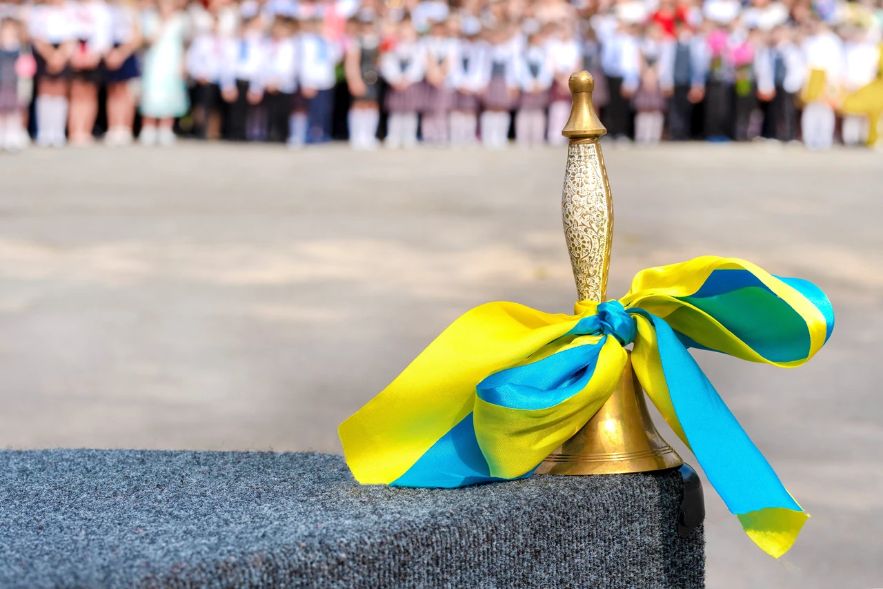 Привітання з останнім дзвінком з приколами для випускників