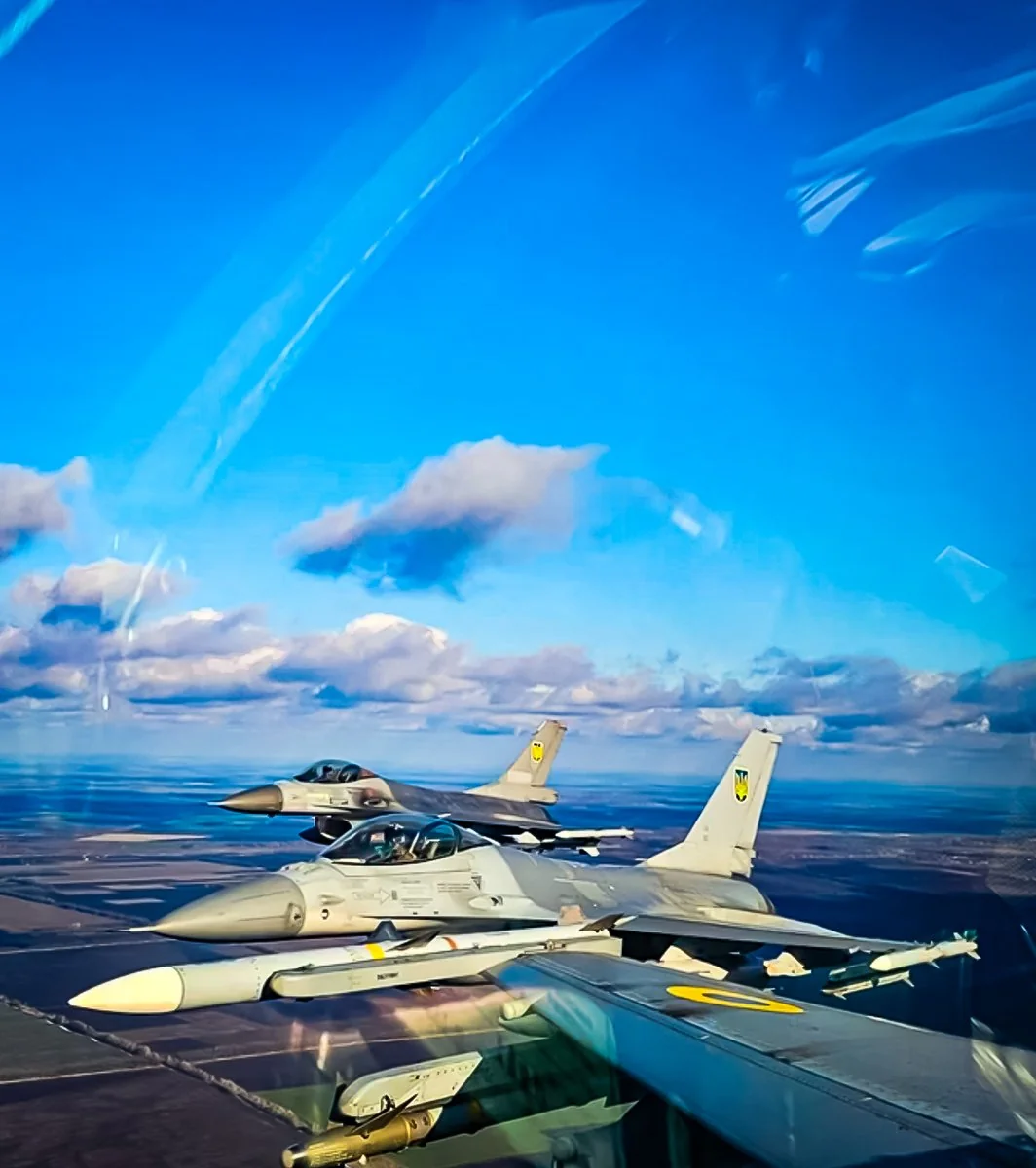 Два украинских F-16 в полёте над облаками с эмблемами ВСУ