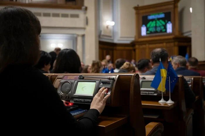 Рада продовжила воєнний стан і мобілізацію до 31 жовтня