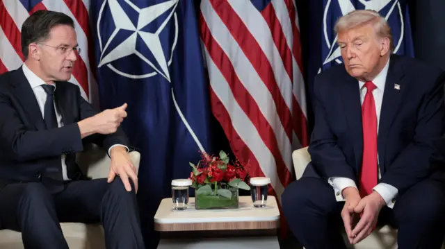 Марк Рютте и Дональд Трамп во время встречи по обороне НАТО