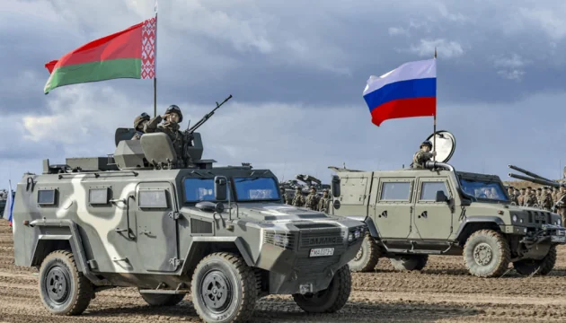 Броньована техніка Білорусі та Росії з прапорами на фоні війни проти України