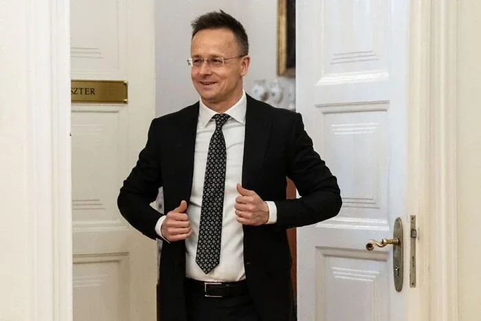 Петер Сійярто в костюмі виходить з офісу парламенту Угорщини