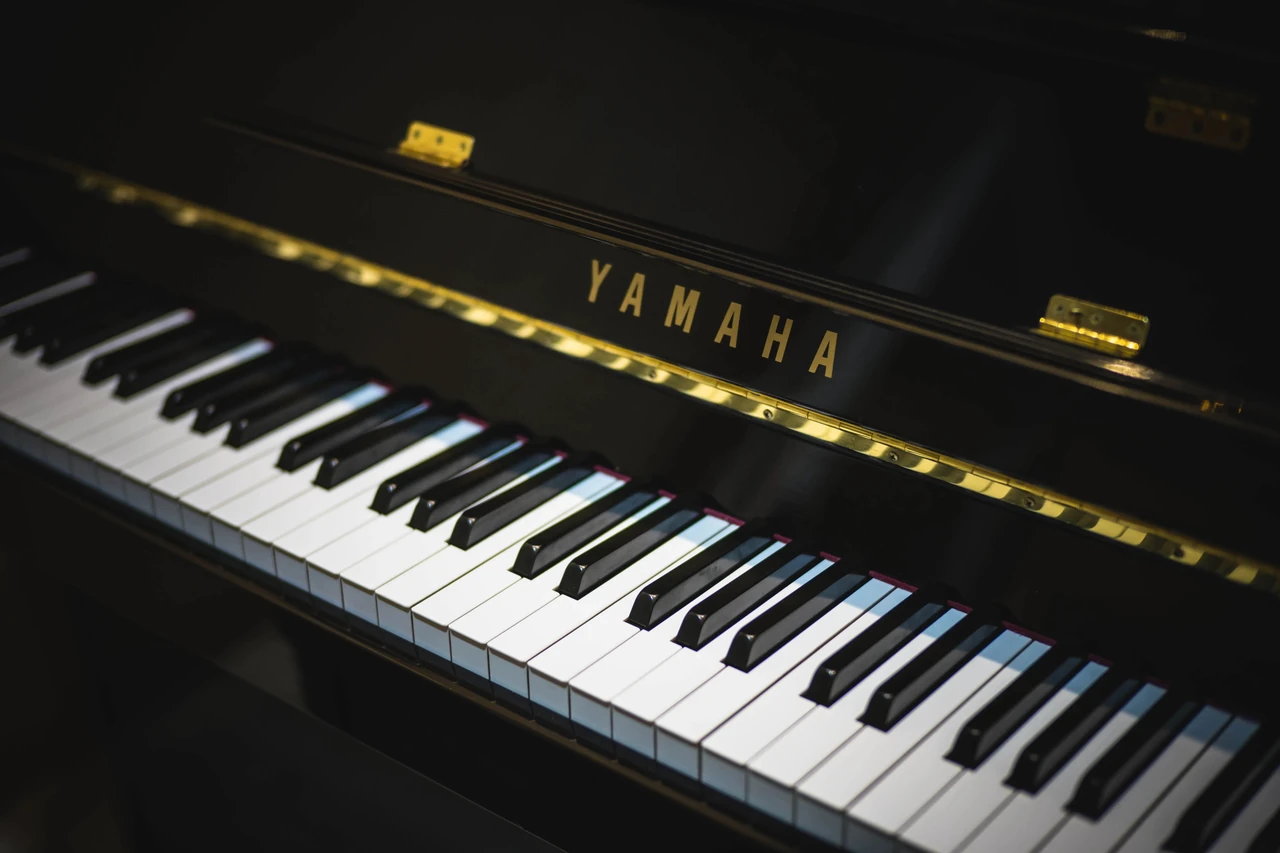 Клавиши чёрного фортепиано Yamaha