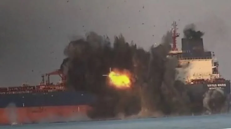 Танкер, уражений Силами оборони в Чорному морі, з потужним вибухом та чорним димом