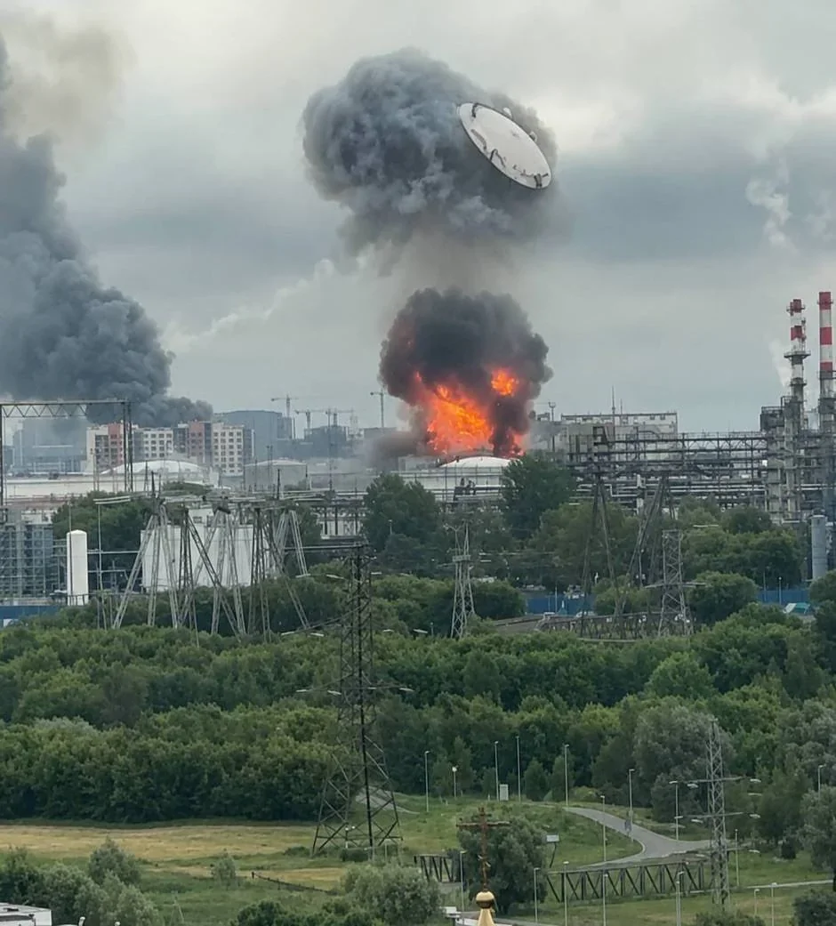 Вибух і пожежа на НПЗ Славнефть-ЯНОС у Ярославлі після удару Сил оборони