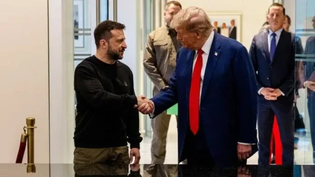 Дональд Трамп і Володимир Зеленський тиснуть руки під час зустрічі щодо України
