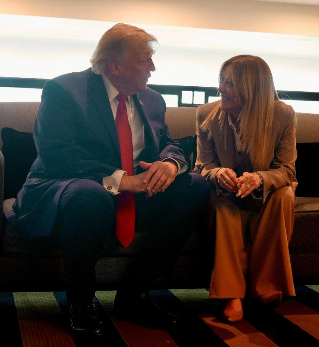 Дональд Трамп розмовляє з Меланією Трамп на дивані