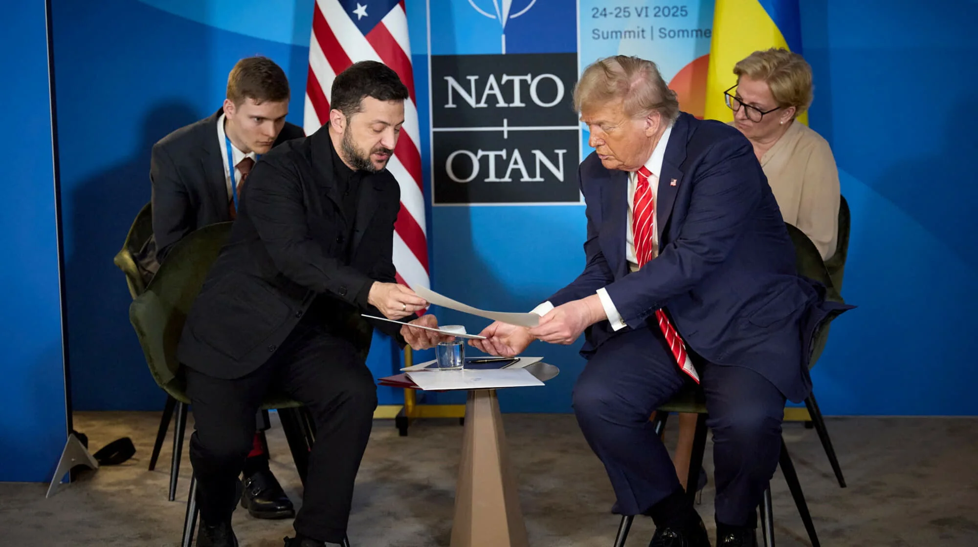 Дональд Трамп і Володимир Зеленський на саміті НАТО