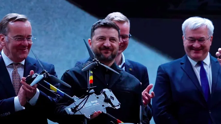 Зеленський тримає бойовий дрон під час зустрічі щодо переговорів з Росією