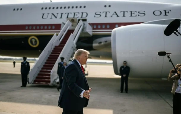 Дональд Трамп біля Air Force One після прибуття до Анкари на саміт НАТО