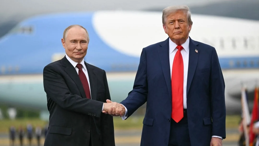 Дональд Трамп і Володимир Путін тиснуть руки біля президентського літака