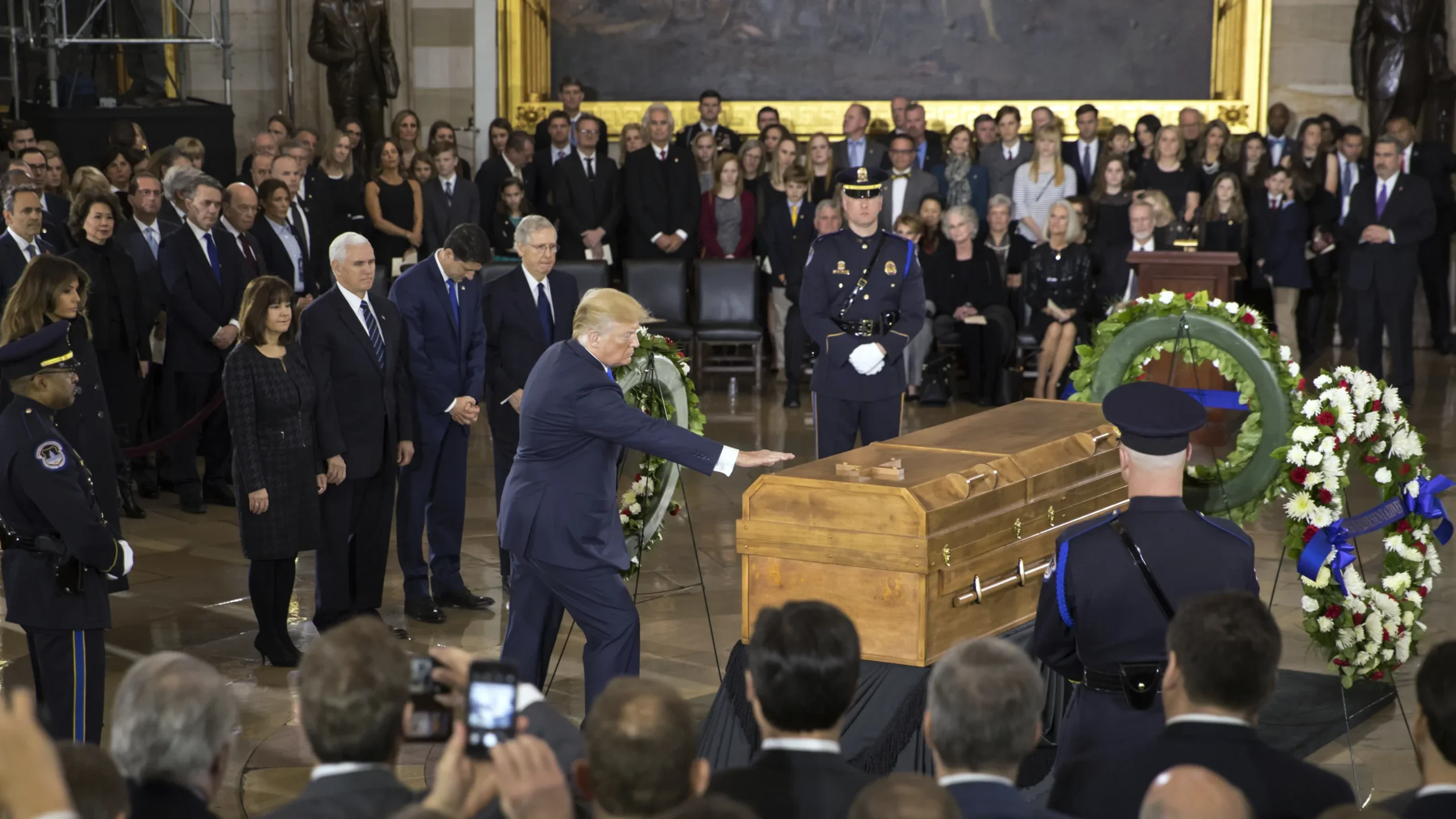 Дональд Трамп торкається труни сенатора Ліндсі Грема на церемонії