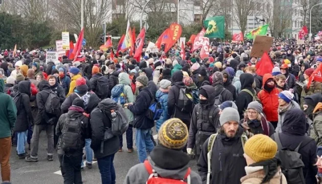 Тисячі протестувальників заблокували з’їзд AfD в Ерфурті