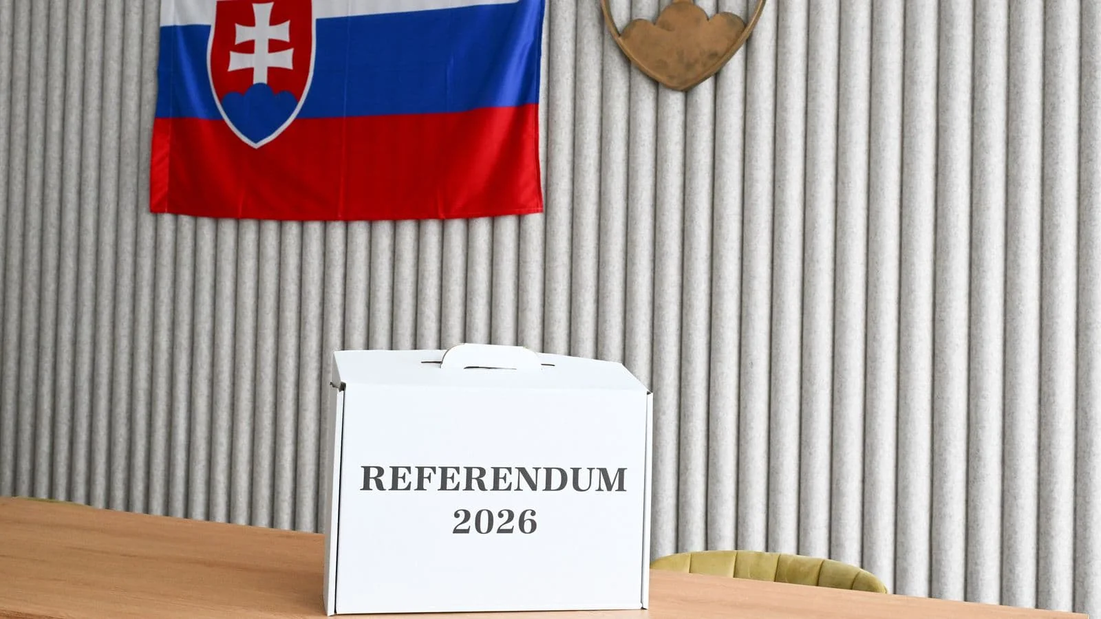Скринька для голосування на референдумі в Словаччині щодо виплат Фіцо