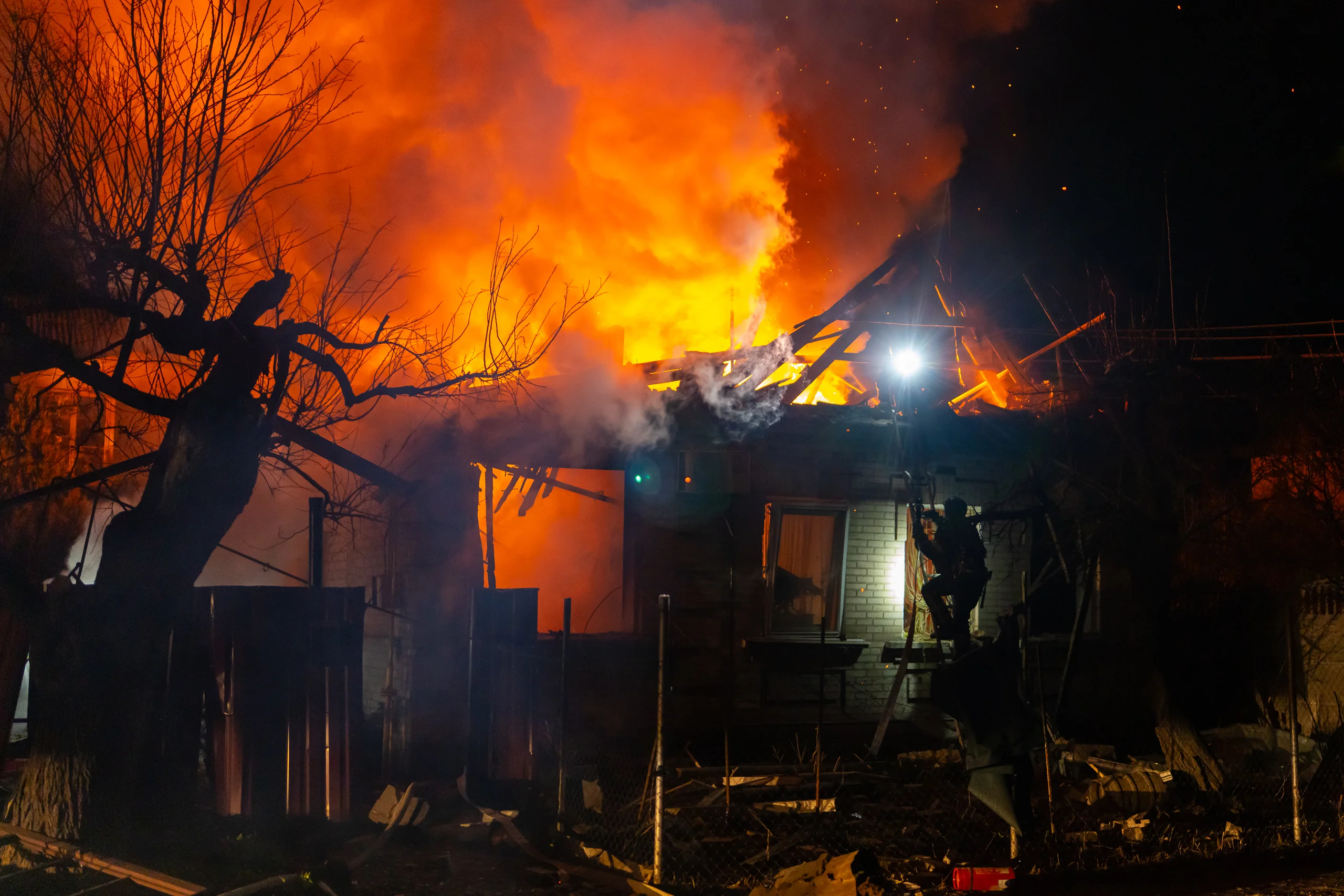 Пожежа в пошкодженій багатоповерхівці Запоріжжя після російського удару