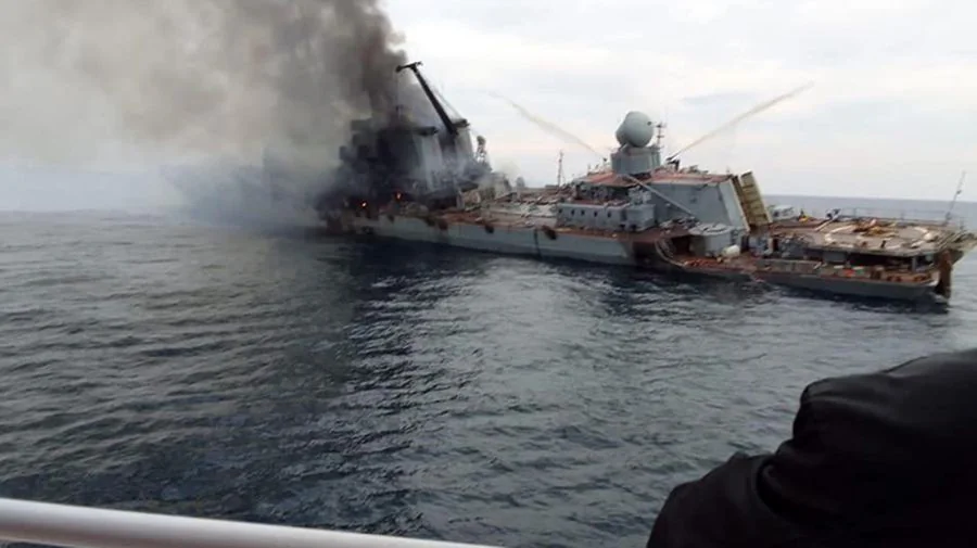 Пылающий российский корабль в открытом море после удара Украины